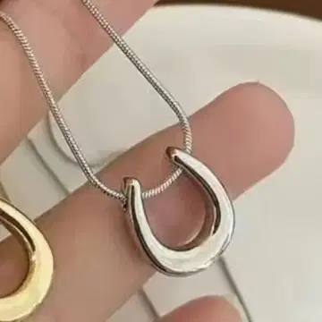 말발굽 모양 목걸이 실버 말 U자 U u 행운