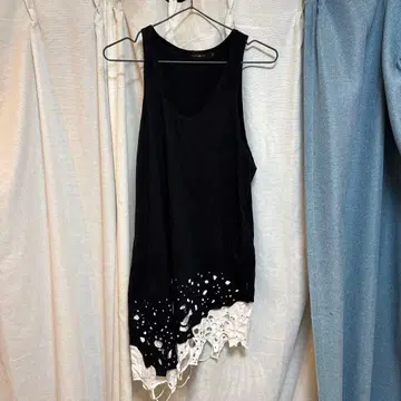 레이스 밑단이 달린 블랙 탱크탑