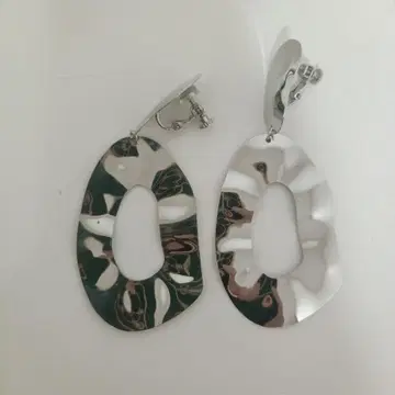 ROPE 실버형 메탈릭 귀걸이