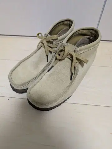 왈라비 베이지 25.5 밑창 외에는 비교적 상태가 좋습니다