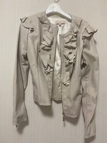 에밀리아 위즈 프릴 장식 베이지 자켓 M 사이즈