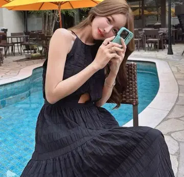 셰리에 컷 아웃 원피스 블랙