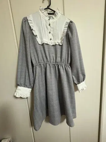 새상품급 프릴 달린 그레이 계열 체크 원피스