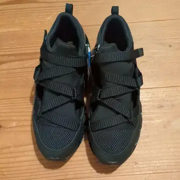 블랙 스트랩 디자인 스니커즈