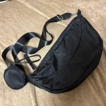 파우치 포함 보디백 블랙