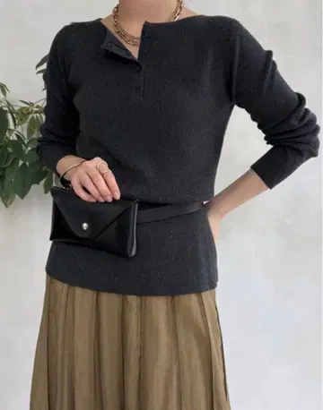 [ 새상품 ] DouDou 도두 완판 백 로고 자수 헨리 리브 니트