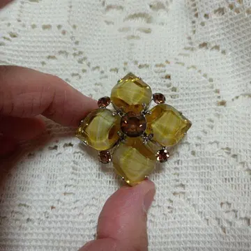 기브레 유리 브로치