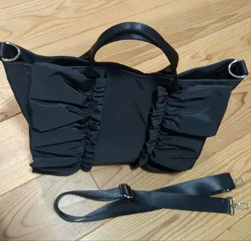 프릴 달린 블랙 토트백