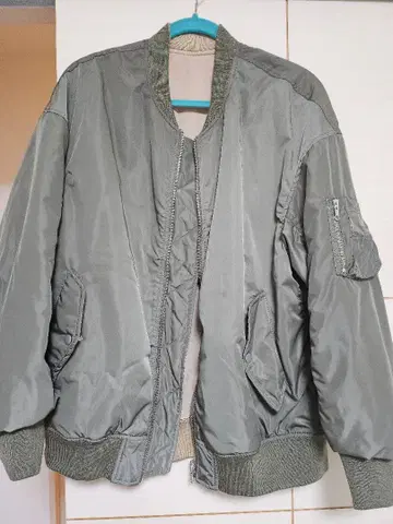 MA-1 스타일 자켓 올리브 그린 베이지