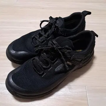 KEEN 킨 블랙 스니커즈