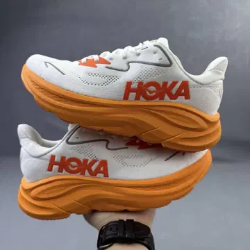 HOKA 러닝화 화이트/오렌지