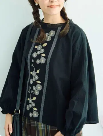 사만사 모스모스 web 한정판 자수 블라우스