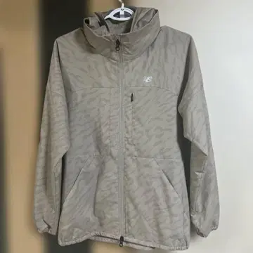 뉴발란스 후드 부착 자켓