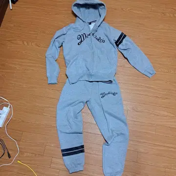 마블즈 두께감 있는 맨투맨 셋업