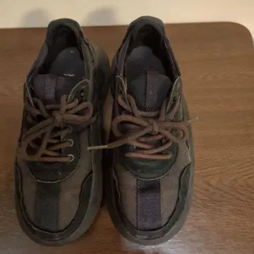 브라운/블랙 스니커즈 레이스업