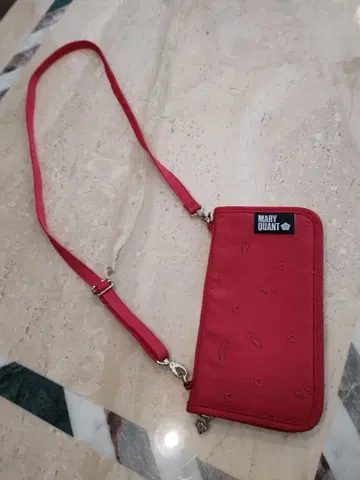 MARY QUANT 레드 파우치 여권 케이스 숄더 스트랩 포함