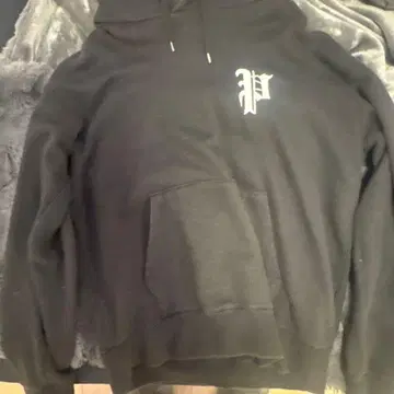 블랙 후드티 프론트 로고 포함