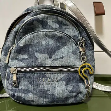 GUESS 데님 패턴 라운드 백팩