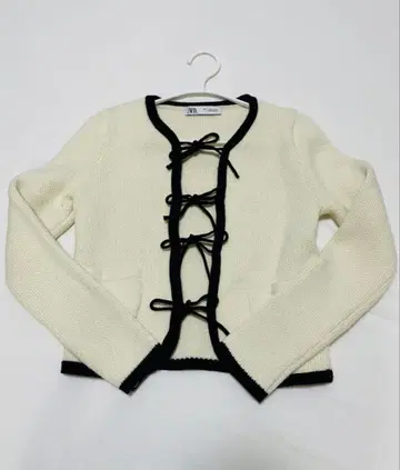 아이보리 리본 포함 니트 스웨터