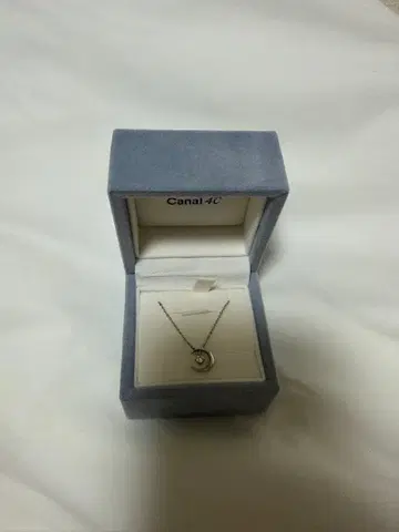 Canal 4C 달 모양 펜던트 목걸이