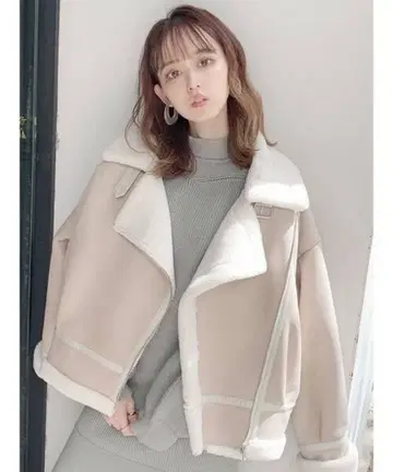 [새상품급] dazzlin 레더라이크 보아 숏 블루종 아이보리