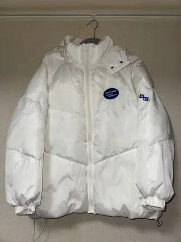 화이트 다운 자켓 후드 부착
