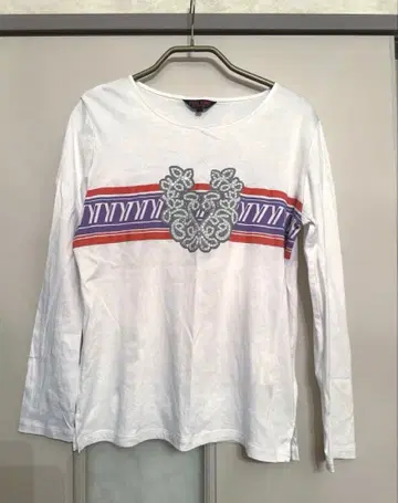 유키토리이 비쥬 포함 화이트 긴팔 T셔츠