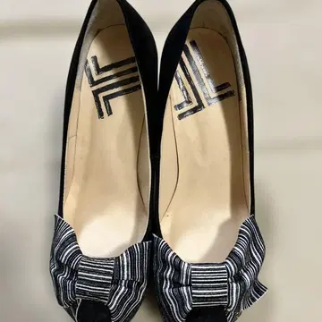 리본 포함 블랙 스웨이드 하이힐 펌프스