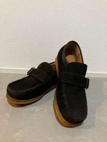 REGAL 블랙 스웨이드 로퍼 백스트랩