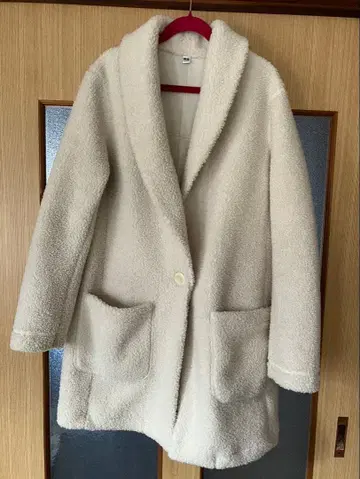 보아 소재 크림색 코트