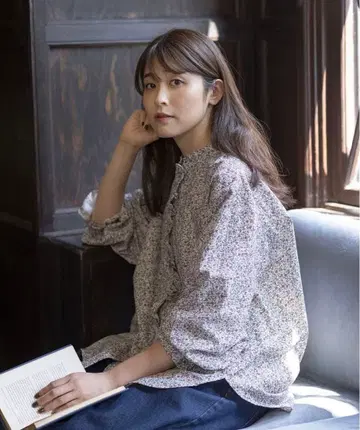 유베시 x 사만사 모스2 프릴 블라우스