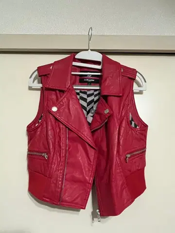 빨간색 가죽 베스트
