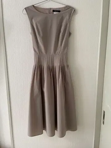 Rene 슬리브리스 베이지 원피스