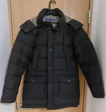 후드 부착 짙은 갈색 다운 자켓