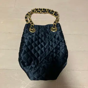 [ TOBE ] 블랙 새틴 퀼팅 핸드백