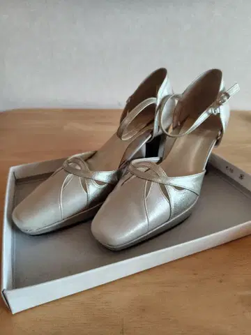 [ 새상품 ] 골드 스트랩 하이힐 포멀