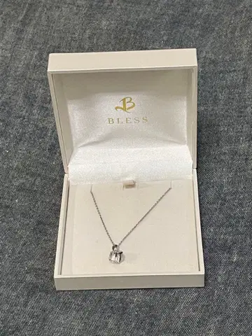 [ BLESS ] 스와로브스키 큐브 목걸이 BSN-702
