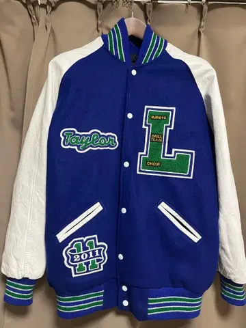 파란색 바시티 자켓