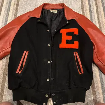 Surftil 바시티 자켓 블랙/빨간색 E 자수 포함