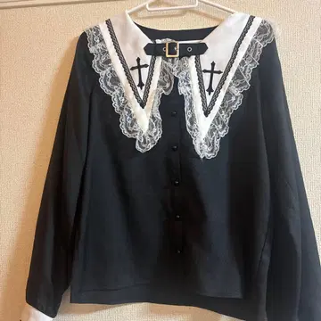 MARS 벨트 포함 크로스 자수 블라우스