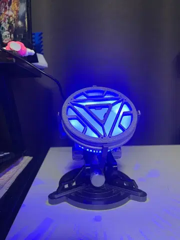 파란색 LED 트라이앵글 디자인 완구 아이언맨