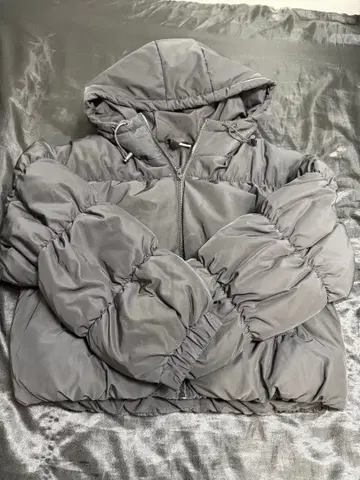 후드 부착 블랙 숏 다운 자켓