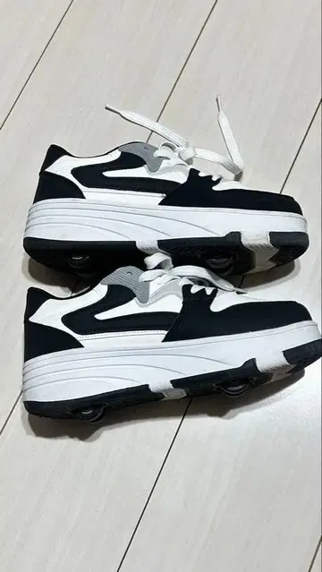 블랙 화이트 로우컷 스니커즈 롤러 포함