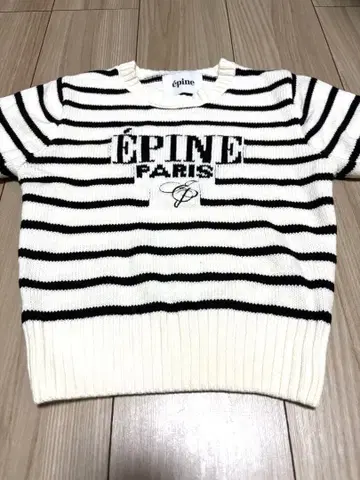 에핀 스트라이프 반팔 니트 스웨터