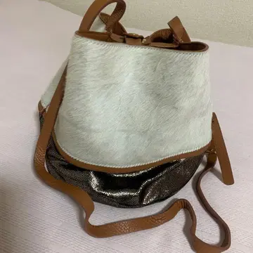 퍼와 메탈릭 소재의 숄더백