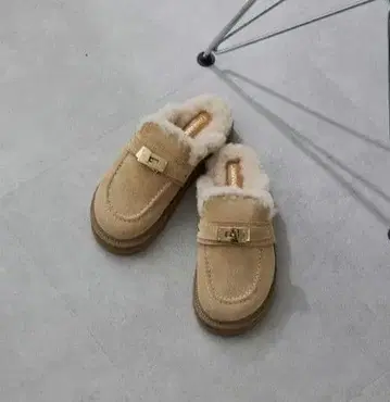 개럴개런트 퍼 포함 베이지 클로그 샌들 35