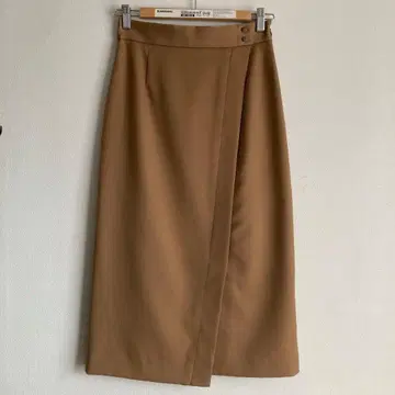 UNTITLED 베이지 타이트 스커트 버튼 포함