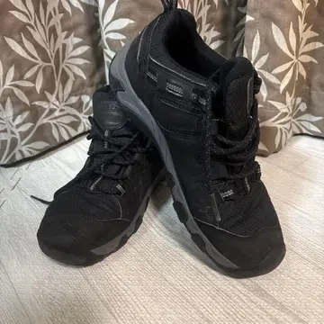 KEEN 트레킹 슈즈 플래시 세일 중