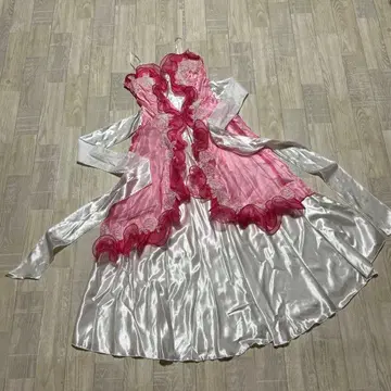 핑크와 화이트 컬러 드레스