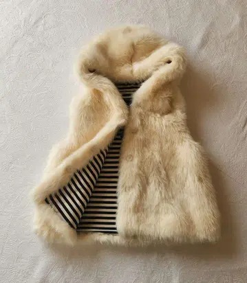 애니에스b 아이보리 인조 모피 베스트